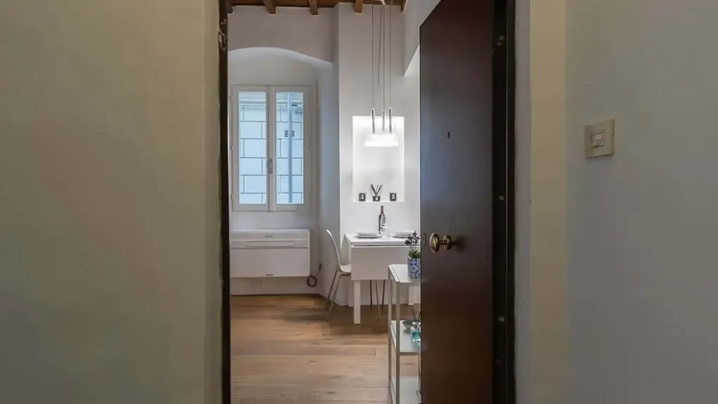 Entrée - Modernised Studio in Central Florence
