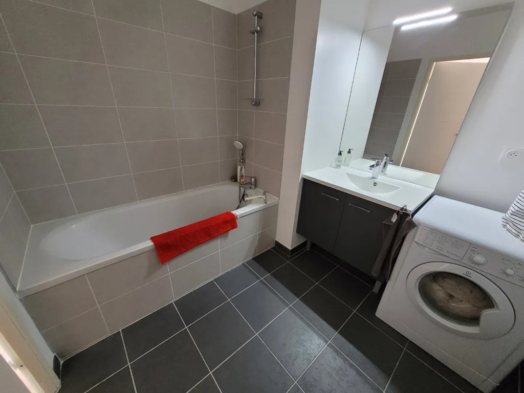 Vannitoad - Modern Flat with Balcony near Train Station