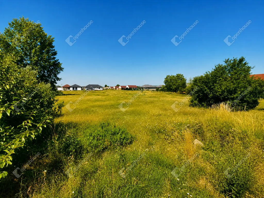 Aed - Development Plot with 20m Frontage in Székesfehérvár