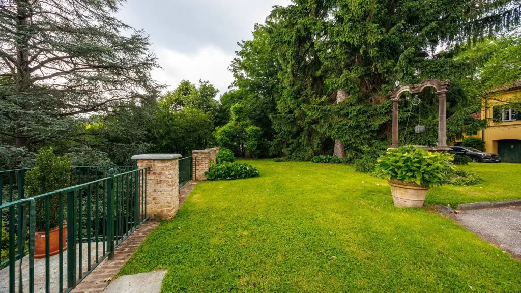 Jardin - Historic Apartment with Panoramic Terrace in Turin