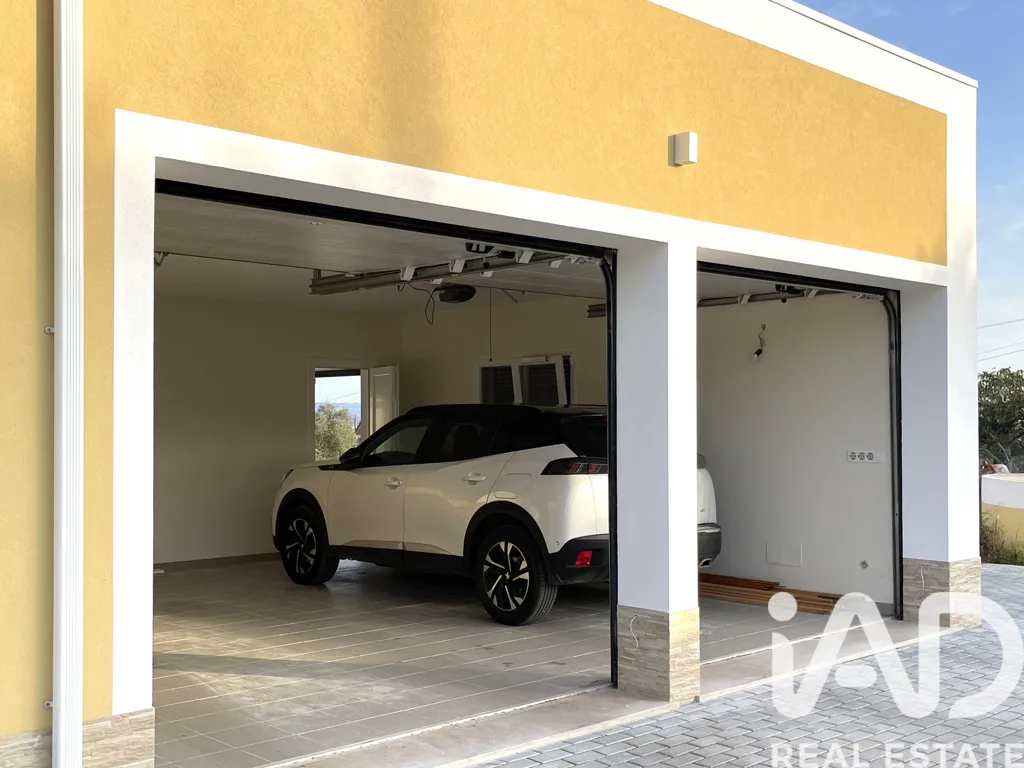 Garage - Luxury Villa with Panoramic Views in Tomar