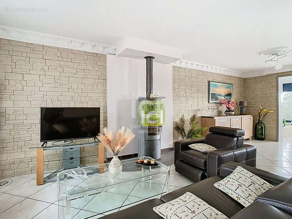 Elutuba - 7-Piece House with Pool in Cholet