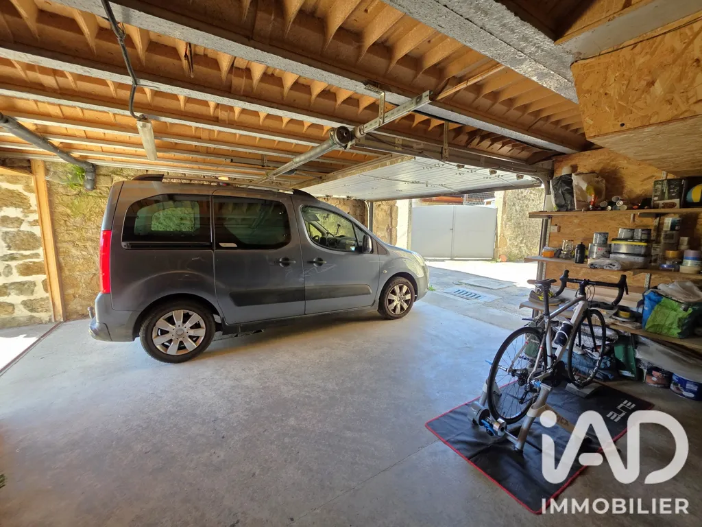Garage - Maison en Pierre avec Piscine au Cœur de Quintenas