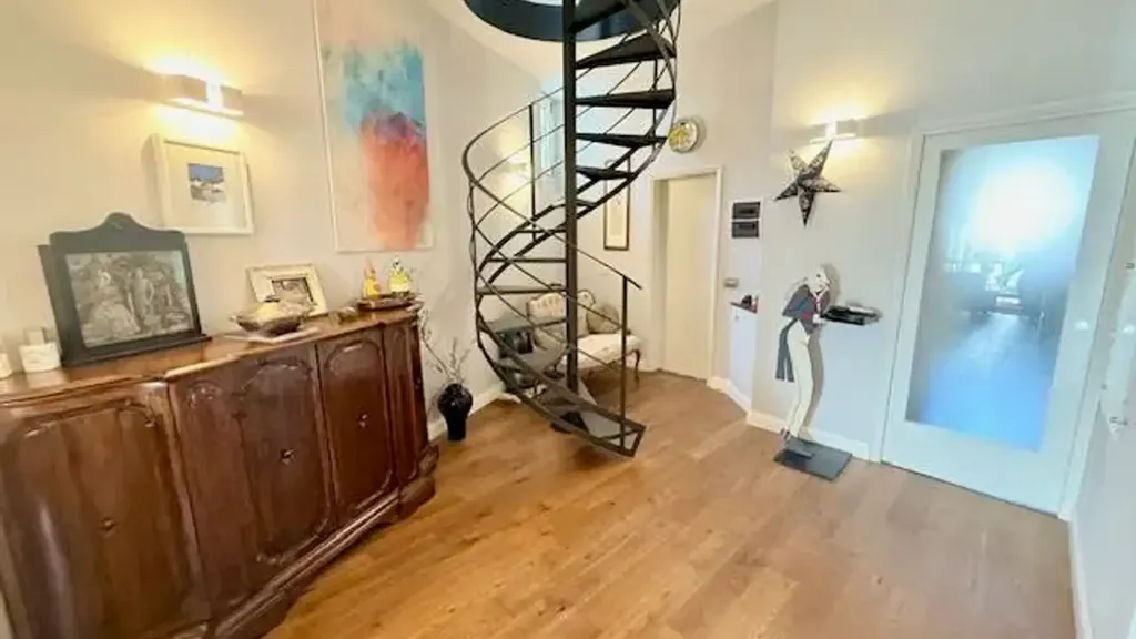 Pièces - Rusticated Penthouse with Views in Florence