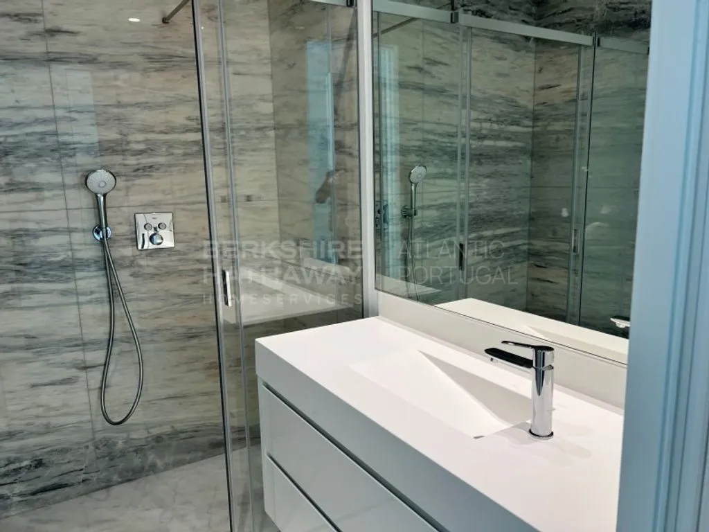 Bathrooms - Luxury Duplex with Pool in Cascais