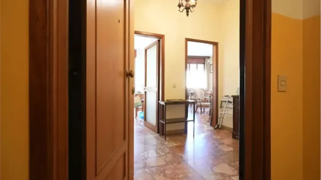 Esik - Quadrilocale with Balcony in Modena