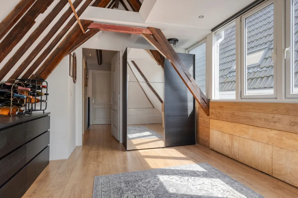 Toad - Characterful House with Water View in Zeglis
