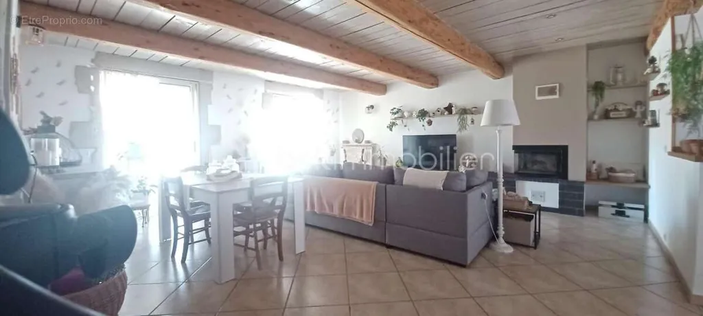 Séjour - Villa Traditionnelle avec Studio et Piscine à Vendre