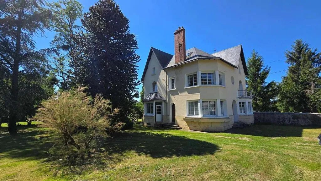 Extérieur - Maison de Caractère avec Terrain Arboré à Bouresse
