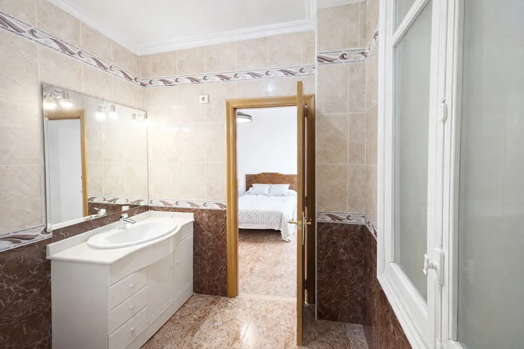Bathrooms - Señorial Flat near Plaza España, Valencia