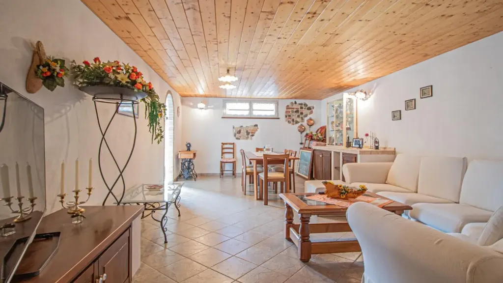 Elutuba - Villa with Garden in Gonars