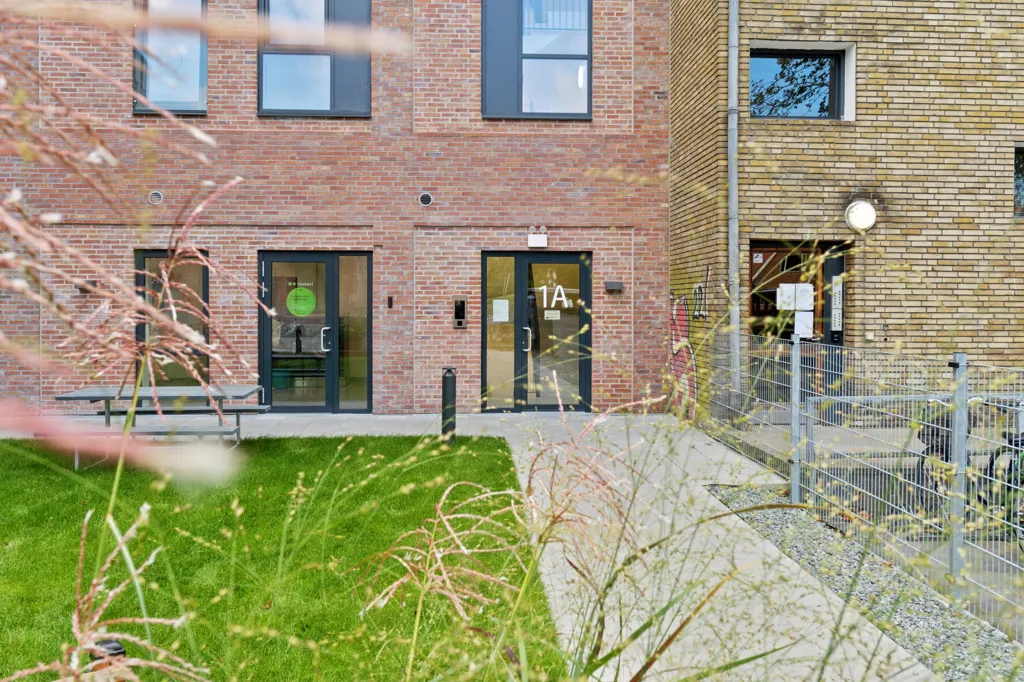 Aed - Modern 1-Bed Flat with EV Charging in Nørrelund