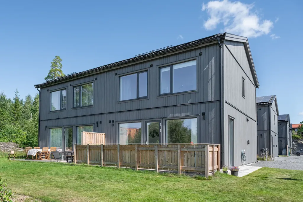 Esterno - Eco-Friendly Duplex with Solar Panels in Läggesta