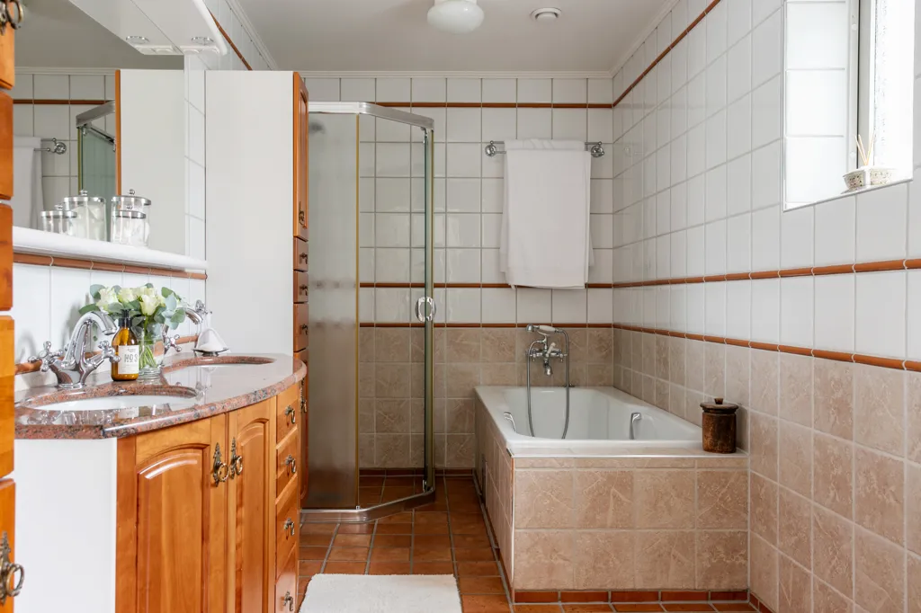 Salles de bain - City Villa with Garden Oasis in Central Location