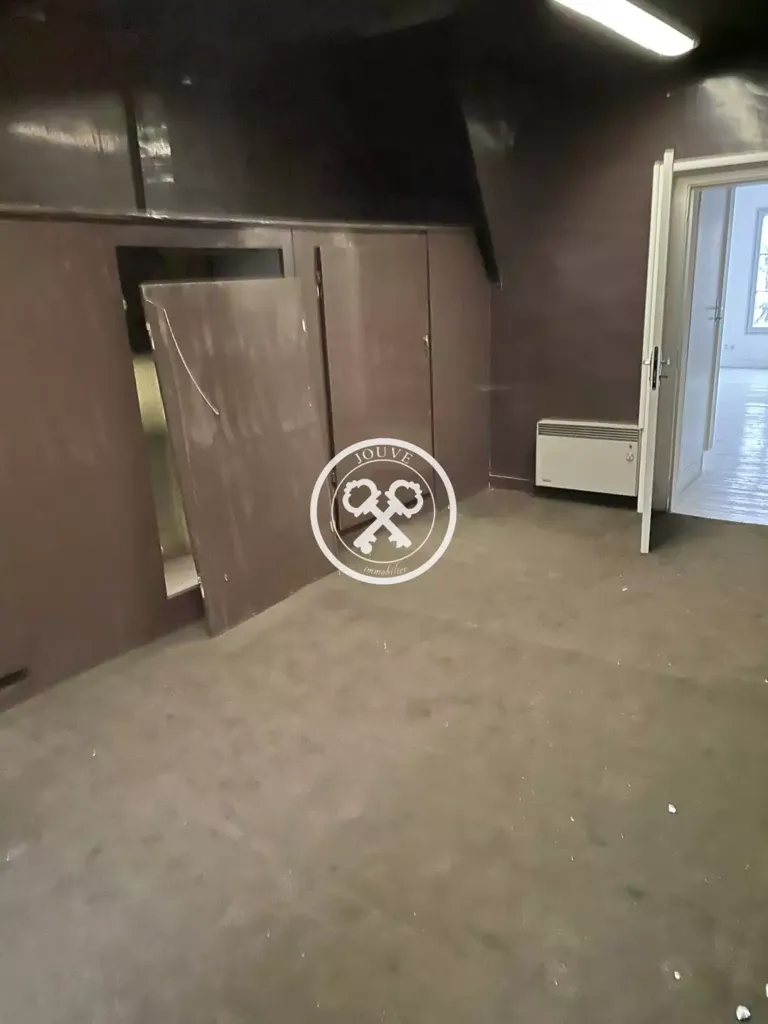 Rooms - Commercial Building with Courtyard in Troyes Centre