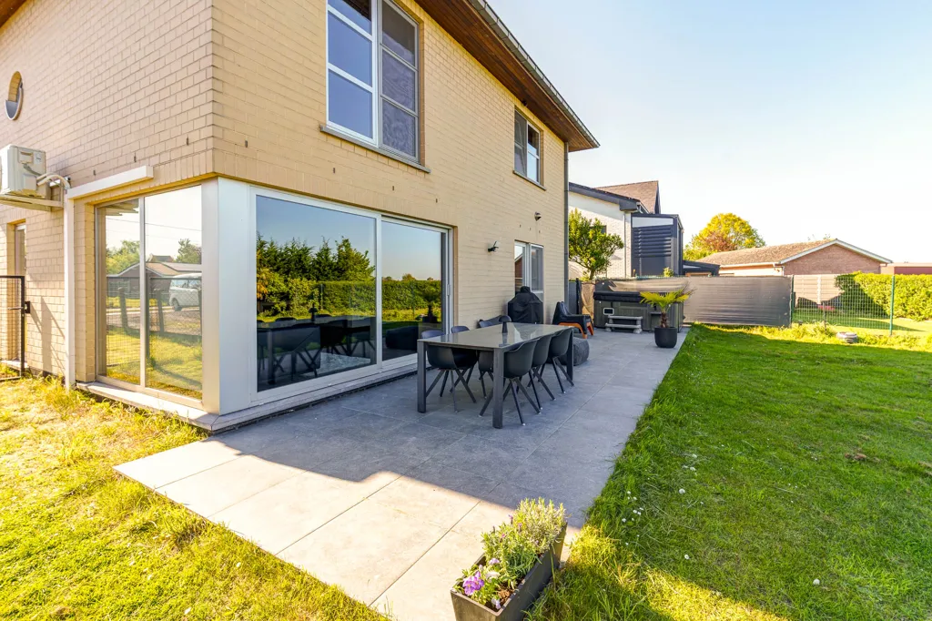 Terrazza - Villa with Extensive Kellergeschoof in Putte