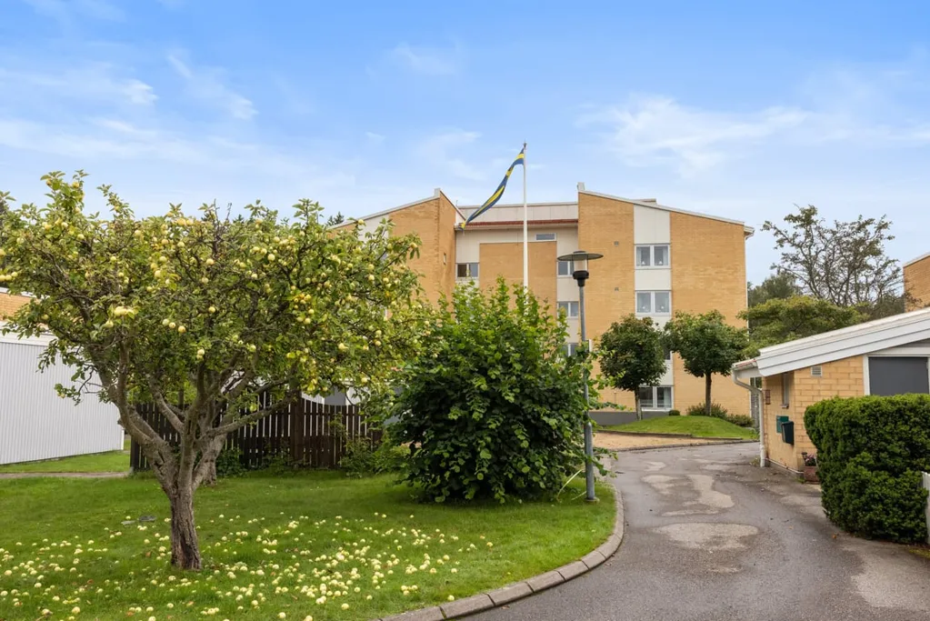Aed - Spacious Two-Bedroom with West Balcony in Mölnlycke