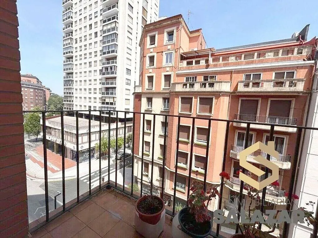 Balcone - Student Flat with Terrace on Avenida del Ferrocarril