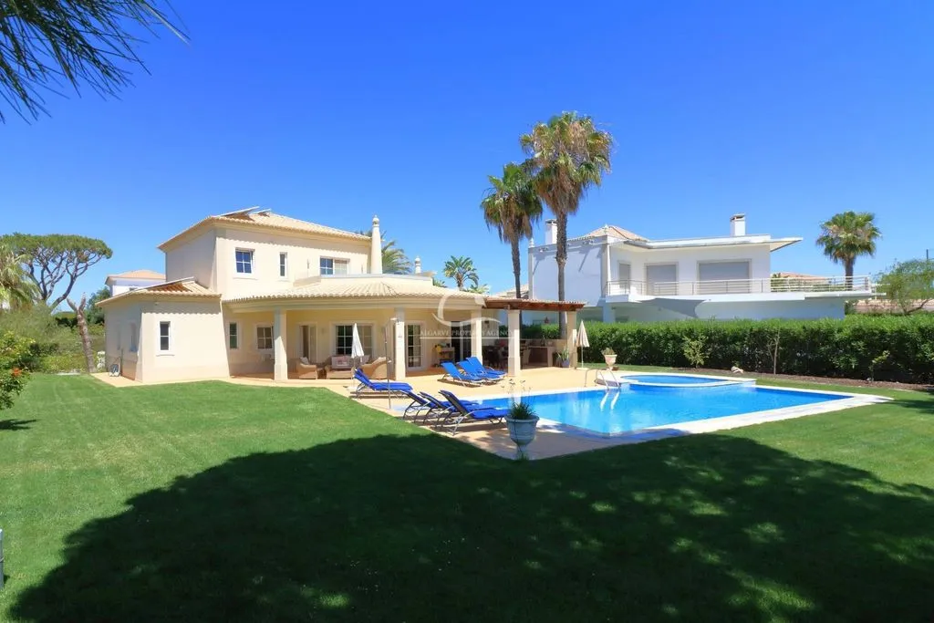 Piscine - Luxury Villa with Golf Course Views in Vilamoura
