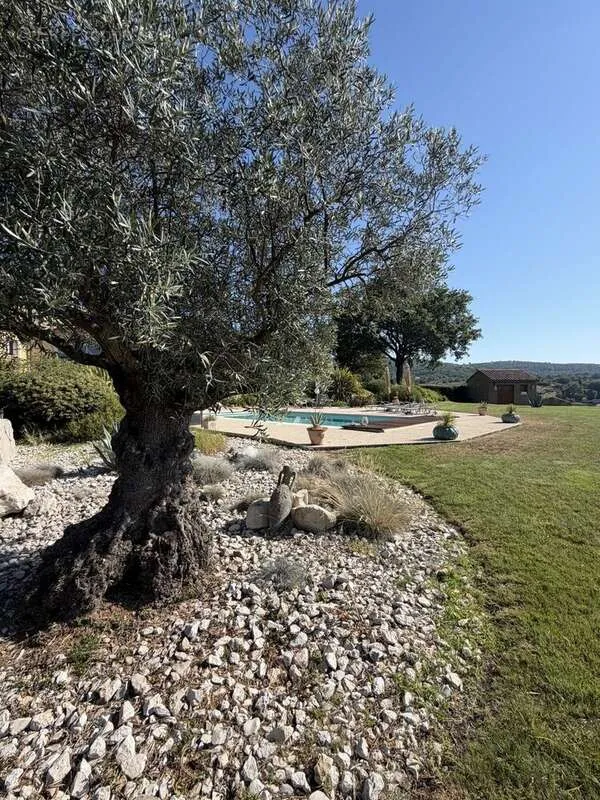Jardin - Villa Traditionnelle avec Piscine à Chomérac