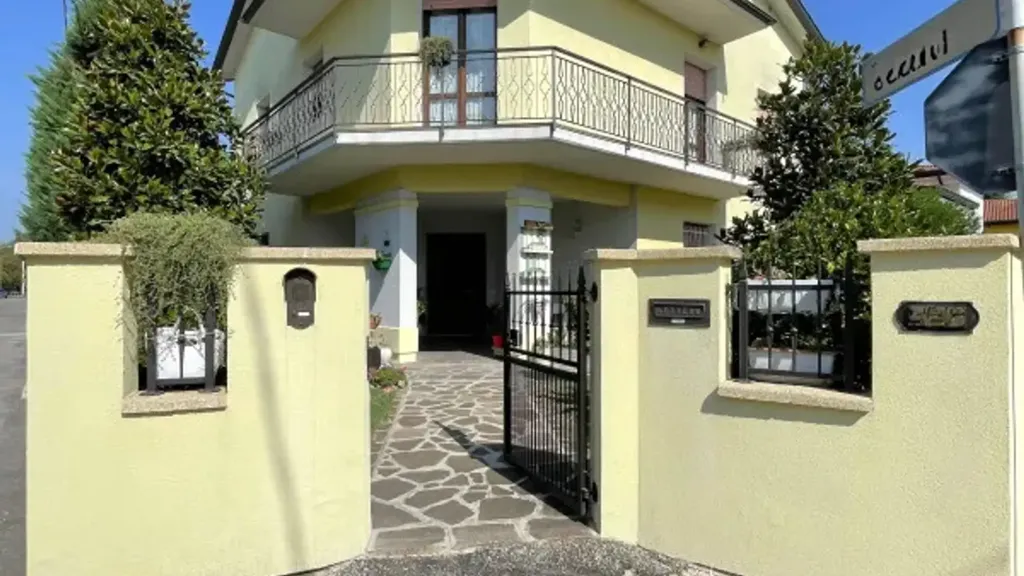 Välivaade - Rear-Access Villa with Garden in Soliera