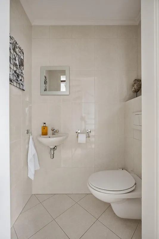 Salles de bain - Two-Storey House with Garden in Made