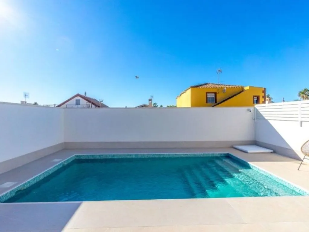 Piscina - Luxury Villa with Pool in El Chaparral, Torrevieja