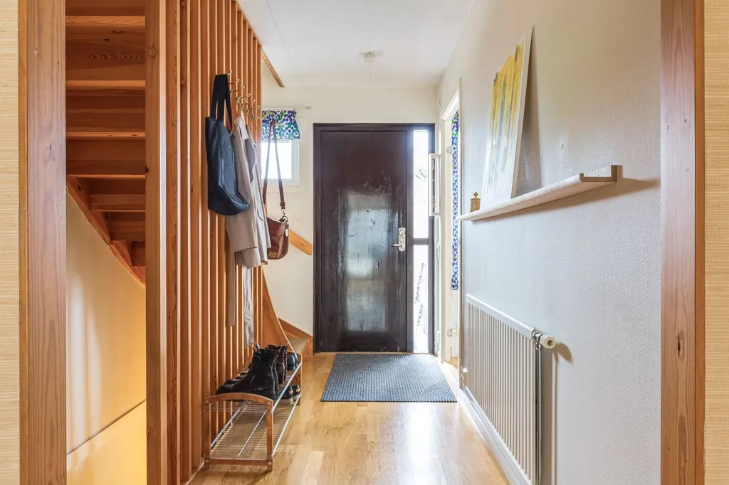 Esik - Central Detached House with Garage in Sandviken