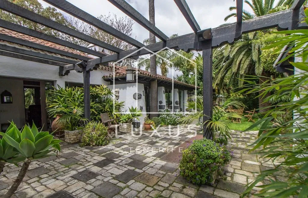 Terrazza - Historic Villa with Pool in Tacoronte