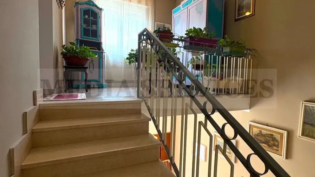 Pièces - Independent House with Dual Use in Mede