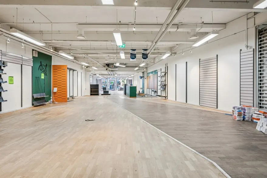 Pièces - Retail Unit with Facade in Hammel Centre