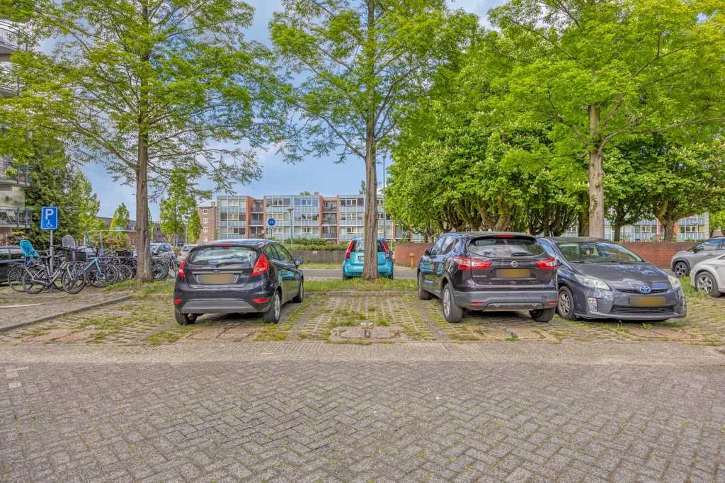 Extérieur - 4-Bedroom Gallery Flat with Balcony in Green Area