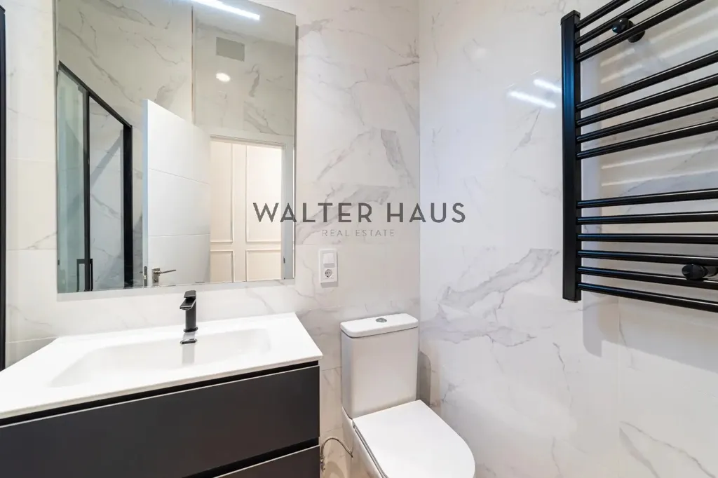 Salles de bain - Modern Apartment with Mountain View in Madrid