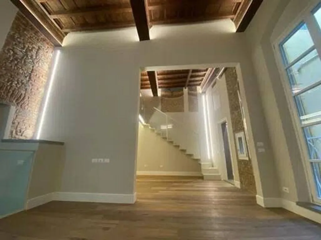 Living Room - Luxury 4-Bedroom Apartment in Florence