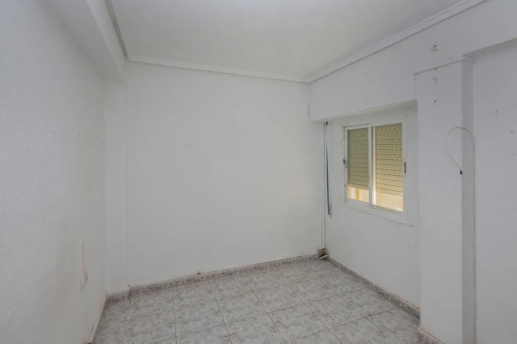 Pièces - 3-Bed Apartment with Metro Access in Valencia