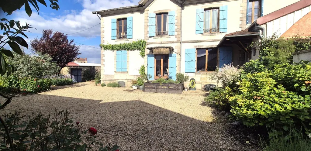 Extérieur - Maison en Pierre Rénovée avec Cour à Saint-Dizier