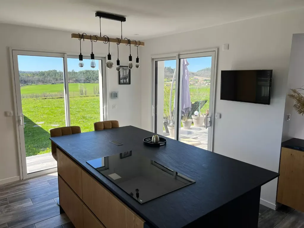Cuisine - Maison Contemporaine avec Prestations Haut de Gamme à Proximité des Commodités