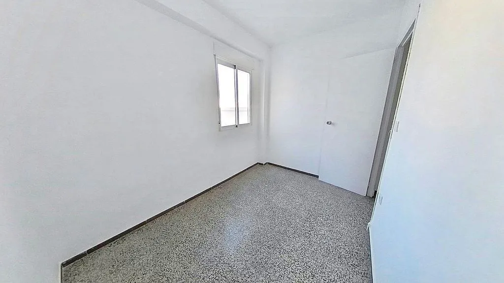 Pièces - 3-Bedroom Apartment with Sea Access in Valencia