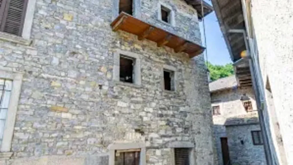 Välivaade - Rustic Stone Cottage in Corna Imagna