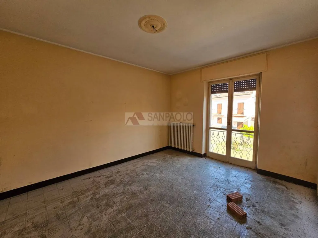 Pièces - Spacious 3-Bedroom Apartment in Alba