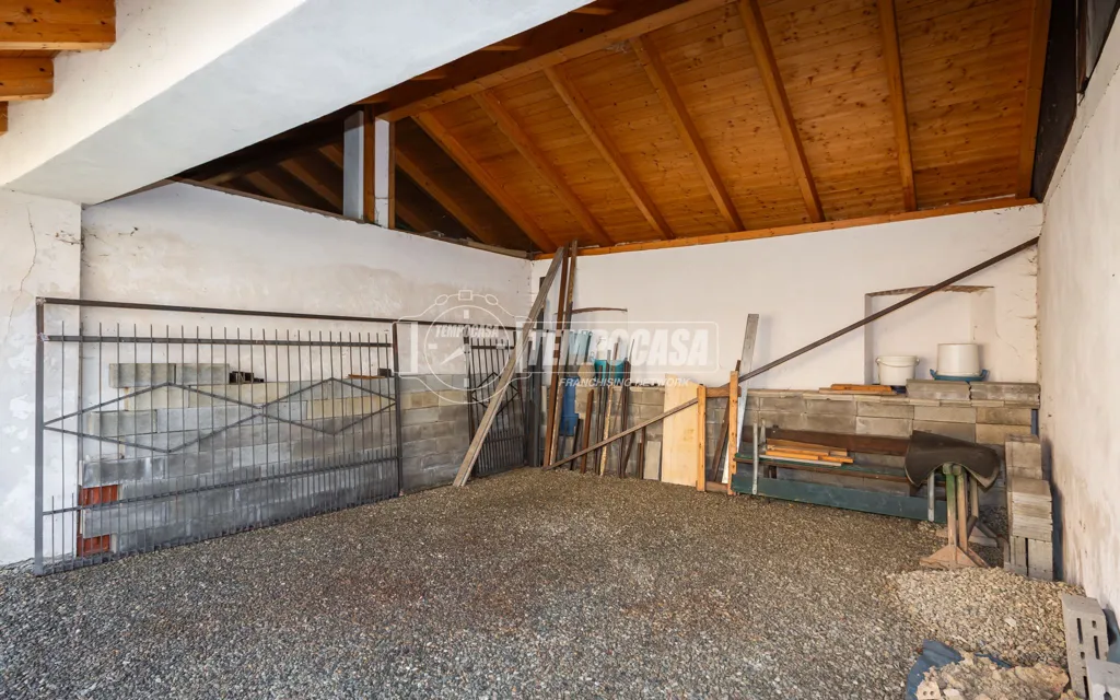 Garage - Rustic House with Panoramic View in San Sebastiano da Po