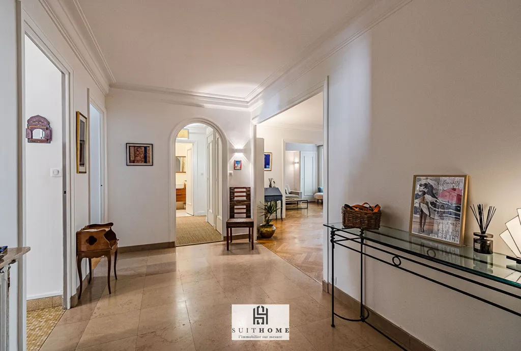 Esik - Bright Apartment with Balcony in Préfecture Quarter