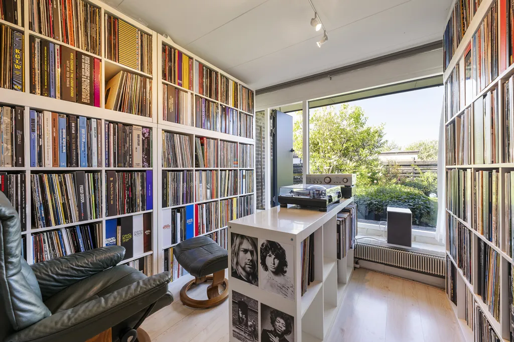 Bureau - Architectural Villa with Garden in Quiet Area