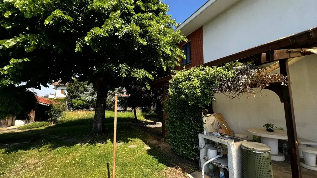 Aed - Villa with Edificabile Potential in Bernareggio