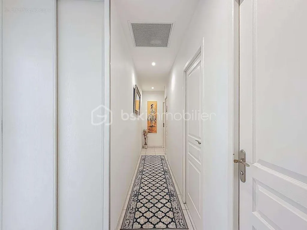 Hallway - Villa with Pool and Garage in Cournonsec