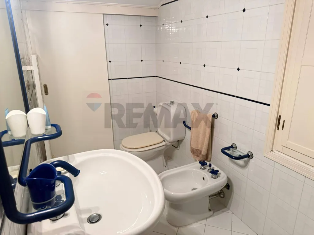 Bathrooms - Villa with 1,200m² Garden in Adria