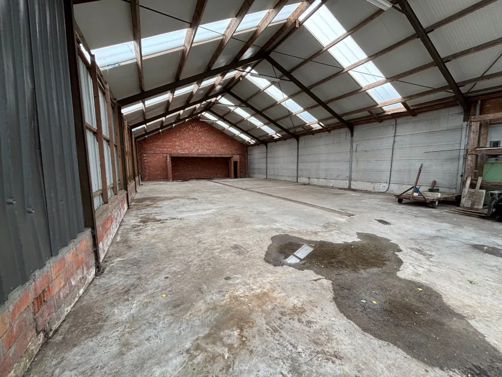 Garage - Hangar de 300 m² au Centre de Moerkerke