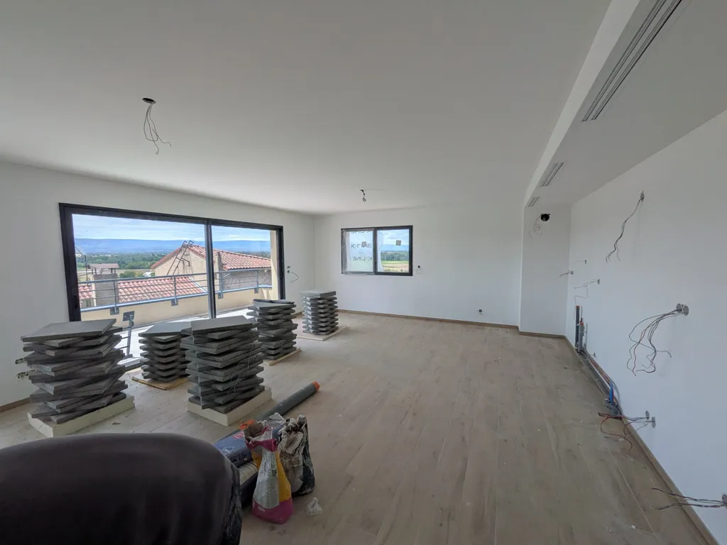 Elutuba - New 4-Bed Flat with Terrace in Bouthéon