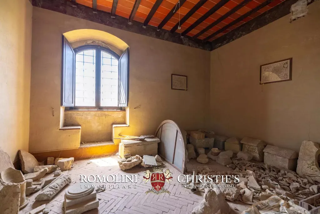Toad - Medieval Castle with Panoramic Views in Val d'Orcia