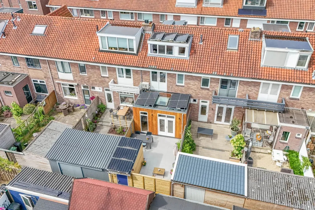 Vue aérienne - Modernised Townhouse with Rooftop Space in Gouda